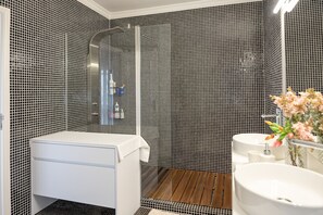 Douche, sèche-cheveux, serviettes fournies, savon