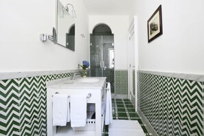 Douche, sèche-cheveux, bidet, serviettes fournies