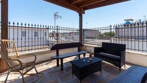 A covered outdoor seating area with wicker furniture, a table, and a bench. - 3450 Casa Maredoro by Barbarhouse (Nardò)