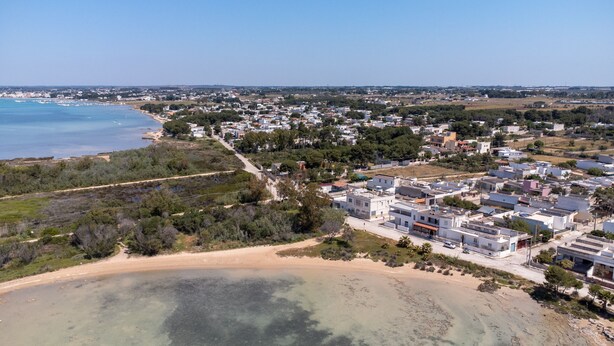 An aerial view of a coastal town with a beach, residential buildings, and a clear sky. - 3450 Casa Maredoro by Barbarhouse (Nardò)