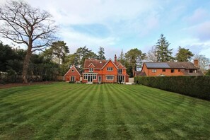 Exterior - Luxury Family Home in the centre of The New Forest (Brockenhurst)