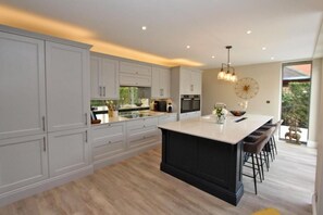 Fridge, microwave, oven, stovetop - Luxury Family Home in the centre of The New Forest (Brockenhurst)