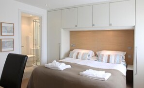 Escritorio, insonorización, tabla de planchar con plancha y wifi gratis