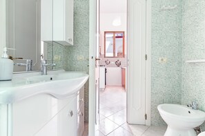 Apartment | Bathroom