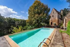 Outdoor pool - Secluded 5 Bedroom Woodland Villa with Pool (Les Eyzies)