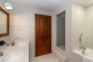 Haartrockner, Bidet, Handtücher, Seife
