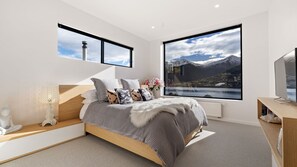 5 slaapkamers, een bureau, een strijkplank/strijkijzer, gratis wifi