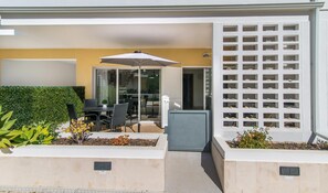 Outdoor dining - Amazing & Modern Apartment in Cabanas Beach with direct pool access (Sleeps 4) (Cabanas)