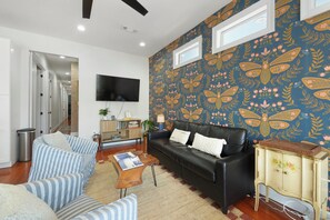 TV connectée, livres, espaces bureaux