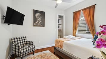 6 bedrooms, desk, iron/ironing board, free WiFi