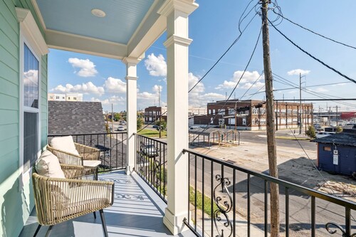 Luxury NOLA Group House w/Parking, Balcony, King suite and 5 en-suite baths