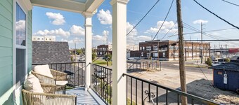 Luxury NOLA Group House w/Parking, Balcony, King suite and 5 en-suite baths