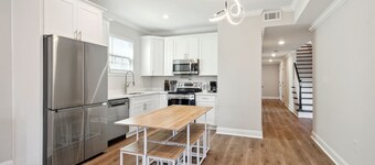 Luxury NOLA Group House w/Parking, Balcony, King suite and 5 en-suite baths