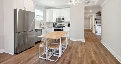 Luxury NOLA Group House w/Parking, Balcony, King suite and 5 en-suite baths