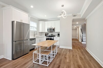 Luxury NOLA Group House w/Parking, Balcony, King suite and 5 en-suite baths