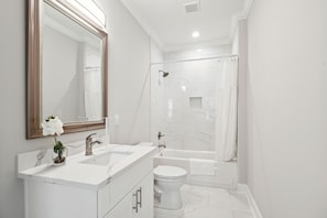 Shower, hair dryer, towels, soap - Luxury NOLA Group House w/Parking, Balcony, King suite and 5 en-suite baths (New Orleans)