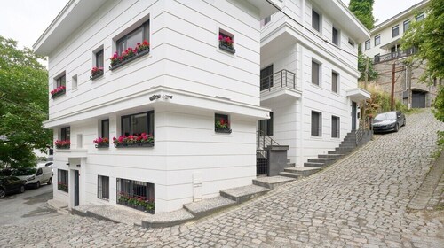 This apartment is a 2 bedroom(s), 1 bathrooms, located in Beşiktaş, İstanbul.