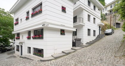 This apartment is a 2 bedroom(s), 1 bathrooms, located in Beşiktaş, İstanbul.