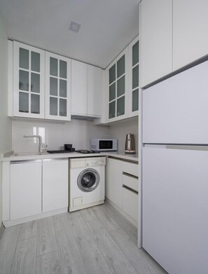 Kühlschrank, Mikrowelle, Ofen, Herdplatte