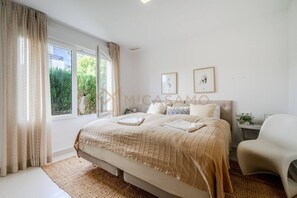 4 bedrooms, iron/ironing board, WiFi, bed sheets