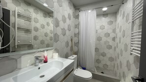 Haartrockner, Handtücher, Seife, Toilettenpapier