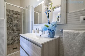 Een douche, een haardroger, een bidet, handdoeken