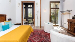 4 bedrooms, iron/ironing board, WiFi (free), bed sheets