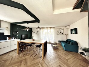 Smart TV, books - Appart'Hotel Evasion 10 mns Montpellier and beaches, 2 bedrooms, air-conditioned (Lattes)