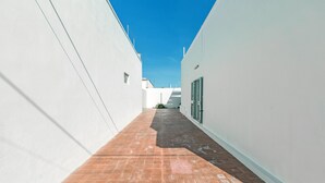 A narrow alleyway with white walls and a tiled floor. - 3380 Marechiaro - Appartamento C by Barbarhouse (Porto Cesareo)