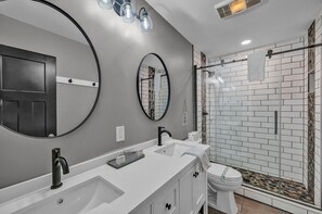 Combined shower/bathtub, towels - Mountain Cabin: Close to Beech Skiing, Game Room, Fire Pit & 2 Cozy Living Areas (Beech Mountain)