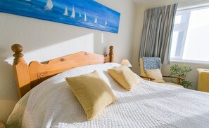 3 bedrooms, iron/ironing board, travel cot, free WiFi - Pencoed - a coastal that sleeps 5 guests in 3 bedrooms (Llanbedrog)