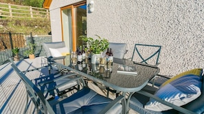 Outdoor dining - Bron Heulog - a dog that sleeps 6 guests in 3 bedrooms (Llanerchymedd)