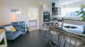 Fridge, microwave, oven, dishwasher - Bron Heulog -  a dog that sleeps 6 guests  in 3 bedrooms (Llanerchymedd)