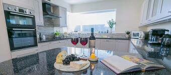 Bron Heulog -  a dog that sleeps 6 guests  in 3 bedrooms