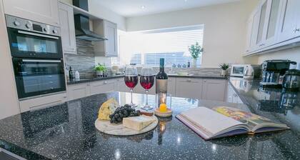 Bron Heulog - a dog that sleeps 6 guests in 3 bedrooms