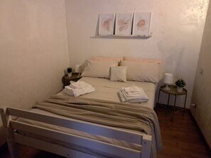 1 habitación, tabla de planchar con plancha, wifi y ropa de cama 