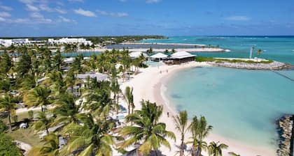 Palmas 15: NEW luxury villa w/ screened-in pool, Jacuzzi, staff & golf cart