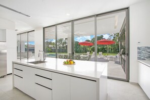 Køleskab, mikrobølgeovn, ovn, kogeplade