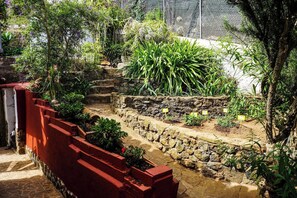 المنطقة المحيطة بالمنشأة