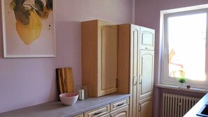 Una cocina con armarios de madera, una encimera y una ventana con vistas.