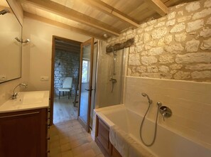 Hair dryer, towels - Le George, Southern France Country Home (Alos)