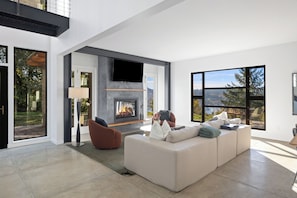Smart TV, chimenea y oficina 