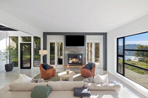 Smart TV, chimenea y oficina 