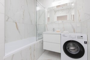 Een bad, een haardroger, handdoeken