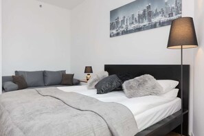 Een bureau, een strijkplank/strijkijzer, wifi, beddengoed