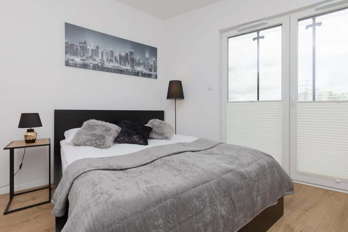 Desk, iron/ironing board, WiFi, bed sheets