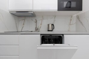 Een koelkast, een microgolfoven, een kookplaat, een vaatwasser