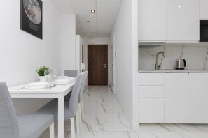 Dining - Air-conditioned Studio in Wola | Balcony | Bathtub (Warszawa)