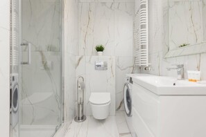 Regadera, secadora de cabello, toallas, jabón