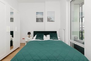 Tabla de planchar con plancha, wifi y ropa de cama